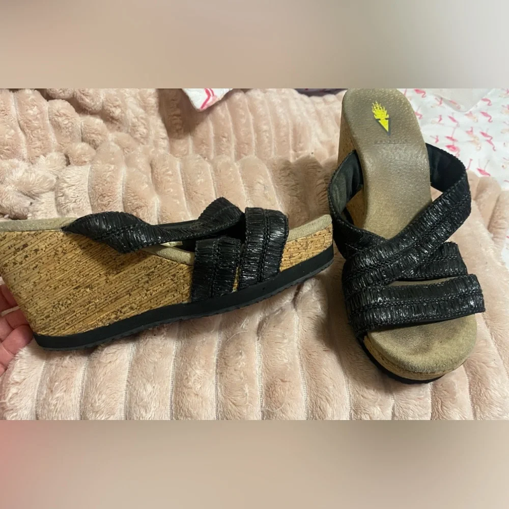 Volatile wedges - Picture 2 of 3